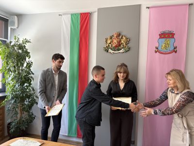 Наградиха победителите в конкурса за идейни проекти за визията на новото кръстовище при западния вход на Казанлък 