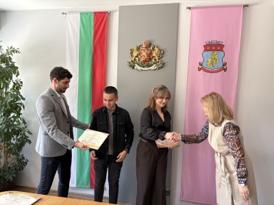 Наградиха победителите в конкурса за идейни проекти за визията на новото кръстовище при западния вход на Казанлък 