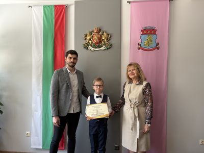 Наградиха победителите в конкурса за идейни проекти за визията на новото кръстовище при западния вход на Казанлък 