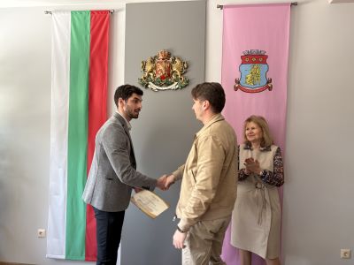 Наградиха победителите в конкурса за идейни проекти за визията на новото кръстовище при западния вход на Казанлък 