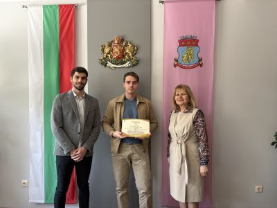 Наградиха победителите в конкурса за идейни проекти за визията на новото кръстовище при западния вход на Казанлък 