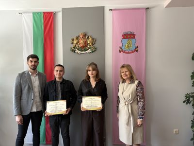 Наградиха победителите в конкурса за идейни проекти за визията на новото кръстовище при западния вход на Казанлък  / Новини от Казанлък