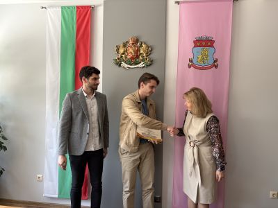 Наградиха победителите в конкурса за идейни проекти за визията на новото кръстовище при западния вход на Казанлък 