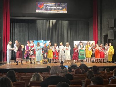 Театрално студио “Светът в детските длани“ при ОУ“ Мати Болгария“ взе участие в IV Национален фестивал „Театрални искри“ / Новини от Казанлък