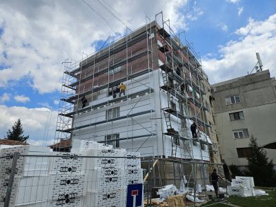 Кметът на Гурково инспектира санирането на първите блокове с фокус върху качеството и детайла / Новини от Казанлък