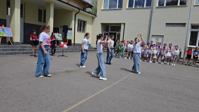 С пъстра и динамична програма бяха отбелязани пролетните празници в ОУ „Мати Болгария“