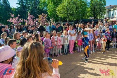 Първоюнски празник в края на април