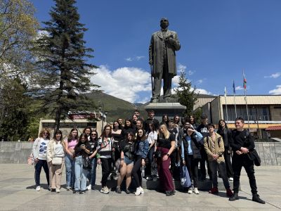 Ученици от ПХГ „Св. Св. Кирил и Методий“ учиха за Ботев и Вазов в родните им къщи