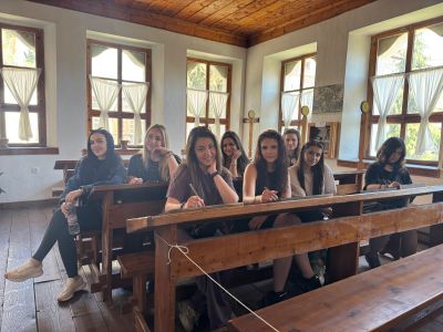 Ученици от ПХГ „Св. Св. Кирил и Методий“ учиха за Ботев и Вазов в родните им къщи