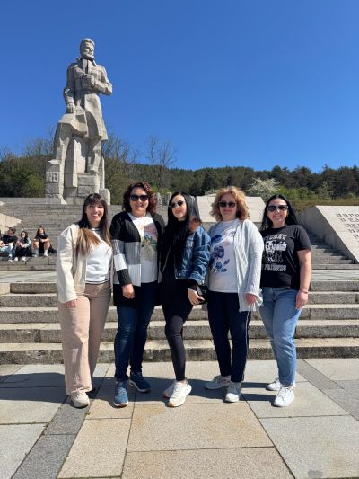 Ученици от ПХГ „Св. Св. Кирил и Методий“ учиха за Ботев и Вазов в родните им къщи