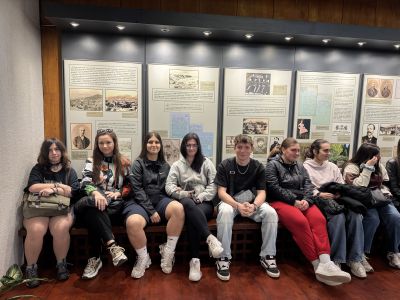 Ученици от ПХГ „Св. Св. Кирил и Методий“ учиха за Ботев и Вазов в родните им къщи