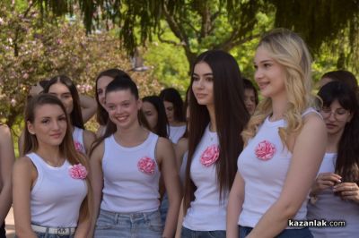 Кандидатките за „Царица Роза“ създадоха свой цветен кът в парк “Розариум“