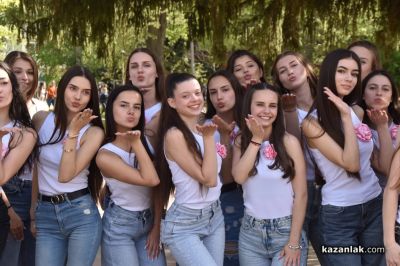 Кандидатките за „Царица Роза“ създадоха свой цветен кът в парк “Розариум“