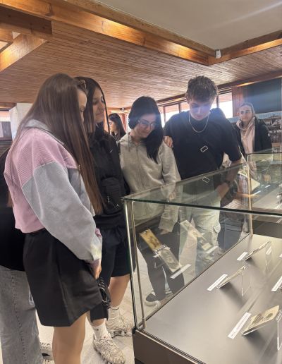 Ученици от ПХГ „Св. Св. Кирил и Методий“ учиха за Ботев и Вазов в родните им къщи