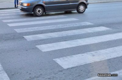 Кола блъсна майка с детска количка на пешеходна пътека в Казанлък / Новини от Казанлък