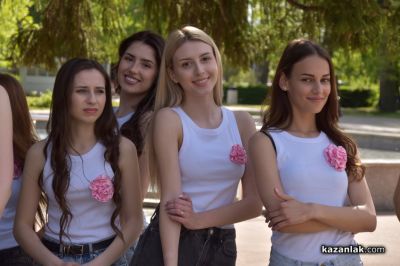 Кандидатките за „Царица Роза“ създадоха свой цветен кът в парк “Розариум“