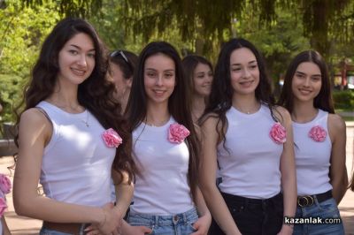 Кандидатките за „Царица Роза“ създадоха свой цветен кът в парк “Розариум“