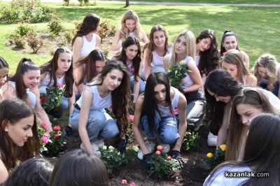 Кандидатките за „Царица Роза“ създадоха свой цветен кът в парк “Розариум“