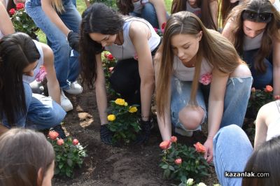 Кандидатките за „Царица Роза“ създадоха свой цветен кът в парк “Розариум“