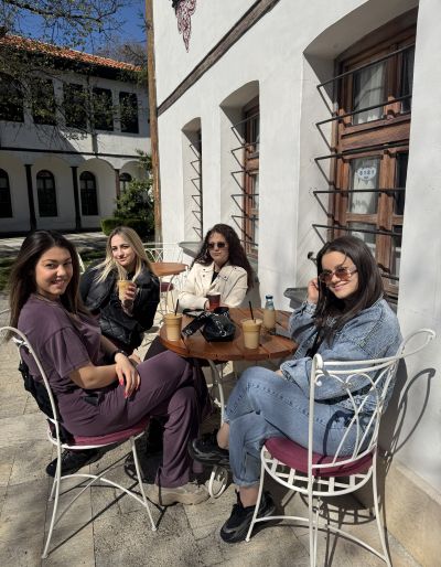 Ученици от ПХГ „Св. Св. Кирил и Методий“ учиха за Ботев и Вазов в родните им къщи