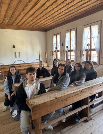 Ученици от ПХГ „Св. Св. Кирил и Методий“ учиха за Ботев и Вазов в родните им къщи