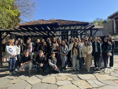 Ученици от ПХГ „Св. Св. Кирил и Методий“ учиха за Ботев и Вазов в родните им къщи / Новини от Казанлък