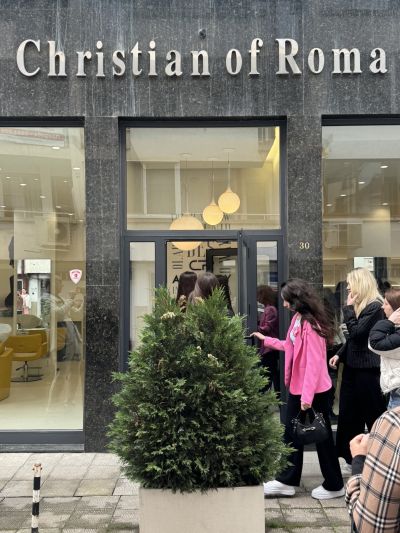 Кандидатките за короната на Царица Роза 2026 проведоха мотивационна среща с един от най-големите визионери в сферата на красотата 