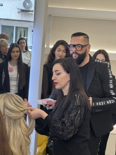 Кандидатките за короната на Царица Роза 2026 проведоха мотивационна среща с един от най-големите визионери в сферата на красотата 