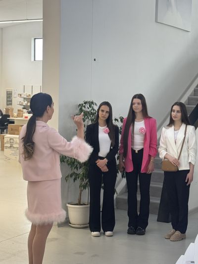 Кандидатките за короната на Царица Роза 2026 проведоха мотивационна среща с един от най-големите визионери в сферата на красотата 