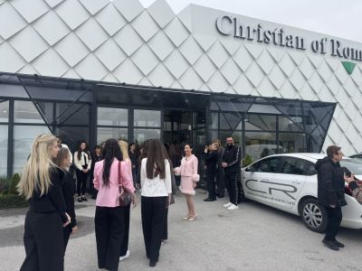 Кандидатките за короната на Царица Роза 2026 проведоха мотивационна среща с един от най-големите визионери в сферата на красотата 