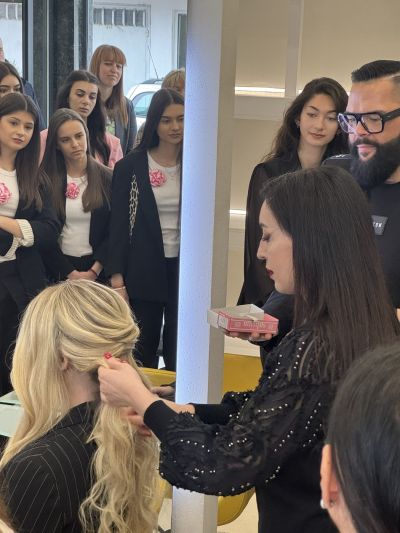 Кандидатките за короната на Царица Роза 2026 проведоха мотивационна среща с един от най-големите визионери в сферата на красотата 