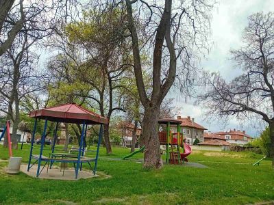 Служители на общинското предприятие „КД и ПИС“ регулярно извършват оглед за безопасността на детските площадки в община Казанлък 