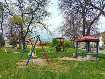 Служители на общинското предприятие „КД и ПИС“ регулярно извършват оглед за безопасността на детските площадки в община Казанлък 