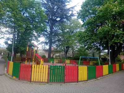 Служители на общинското предприятие „КД и ПИС“ регулярно извършват оглед за безопасността на детските площадки в община Казанлък 