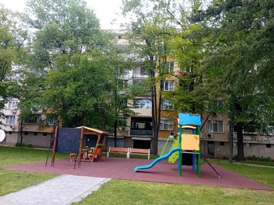 Служители на общинското предприятие „КД и ПИС“ регулярно извършват оглед за безопасността на детските площадки в община Казанлък 