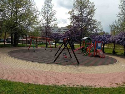 Служители на общинското предприятие „КД и ПИС“ регулярно извършват оглед за безопасността на детските площадки в община Казанлък 