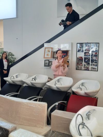 Кандидатките за короната на Царица Роза 2026 проведоха мотивационна среща с един от най-големите визионери в сферата на красотата 