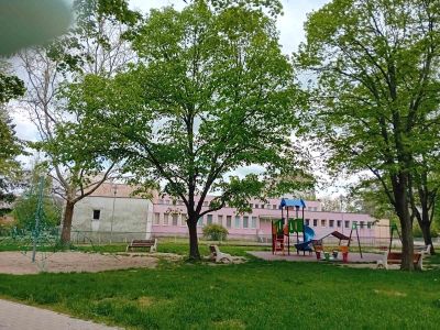 Служители на общинското предприятие „КД и ПИС“ регулярно извършват оглед за безопасността на детските площадки в община Казанлък 