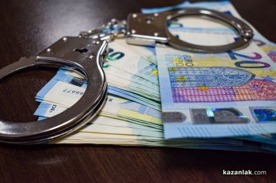 Непълнолетен отмъкна голяма сума пари и документи от паркиран камион в Казанлък / Новини от Казанлък