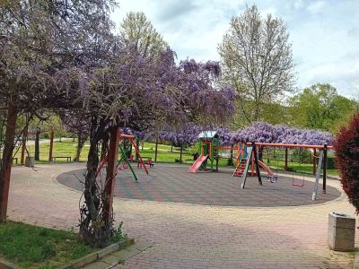 Служители на общинското предприятие „КД и ПИС“ регулярно извършват оглед за безопасността на детските площадки в община Казанлък 