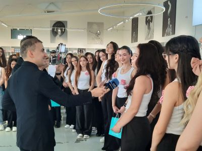 Кандидатките за короната на Царица Роза 2026 проведоха мотивационна среща с един от най-големите визионери в сферата на красотата 