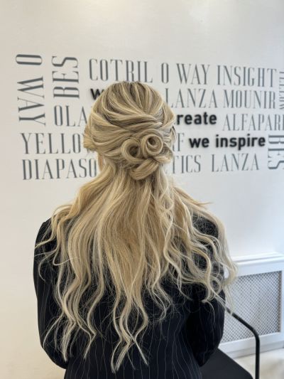 Кандидатките за короната на Царица Роза 2026 проведоха мотивационна среща с един от най-големите визионери в сферата на красотата 