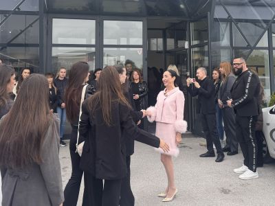 Кандидатките за короната на Царица Роза 2026 проведоха мотивационна среща с един от най-големите визионери в сферата на красотата 