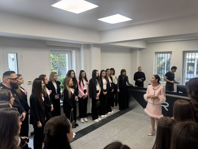 Кандидатките за короната на Царица Роза 2026 проведоха мотивационна среща с един от най-големите визионери в сферата на красотата 