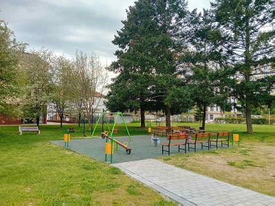 Служители на общинското предприятие „КД и ПИС“ регулярно извършват оглед за безопасността на детските площадки в община Казанлък  / Новини от Казанлък