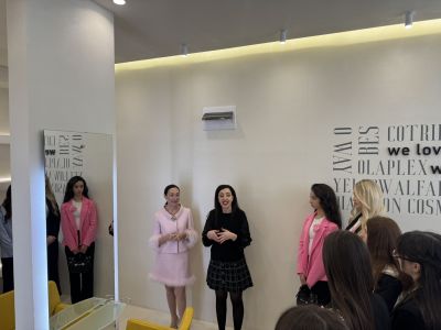 Кандидатките за короната на Царица Роза 2026 проведоха мотивационна среща с един от най-големите визионери в сферата на красотата 