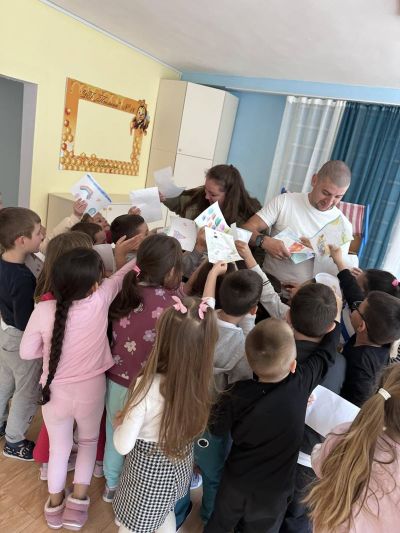 Любов с кауза: Младо семейство от Казанлък превърна сватбата си в празник за децата