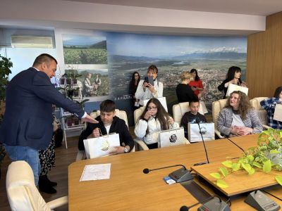 Казанлък почете паметта на Стефан Почеков с ученически конкурс 
