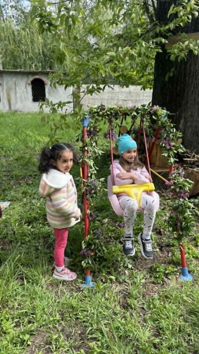 И тази година енинският танцов клуб “Янина“ игра гергьовски хора около местния църковен двувековен кестен 