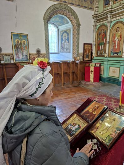 И тази година енинският танцов клуб “Янина“ игра гергьовски хора около местния църковен двувековен кестен 